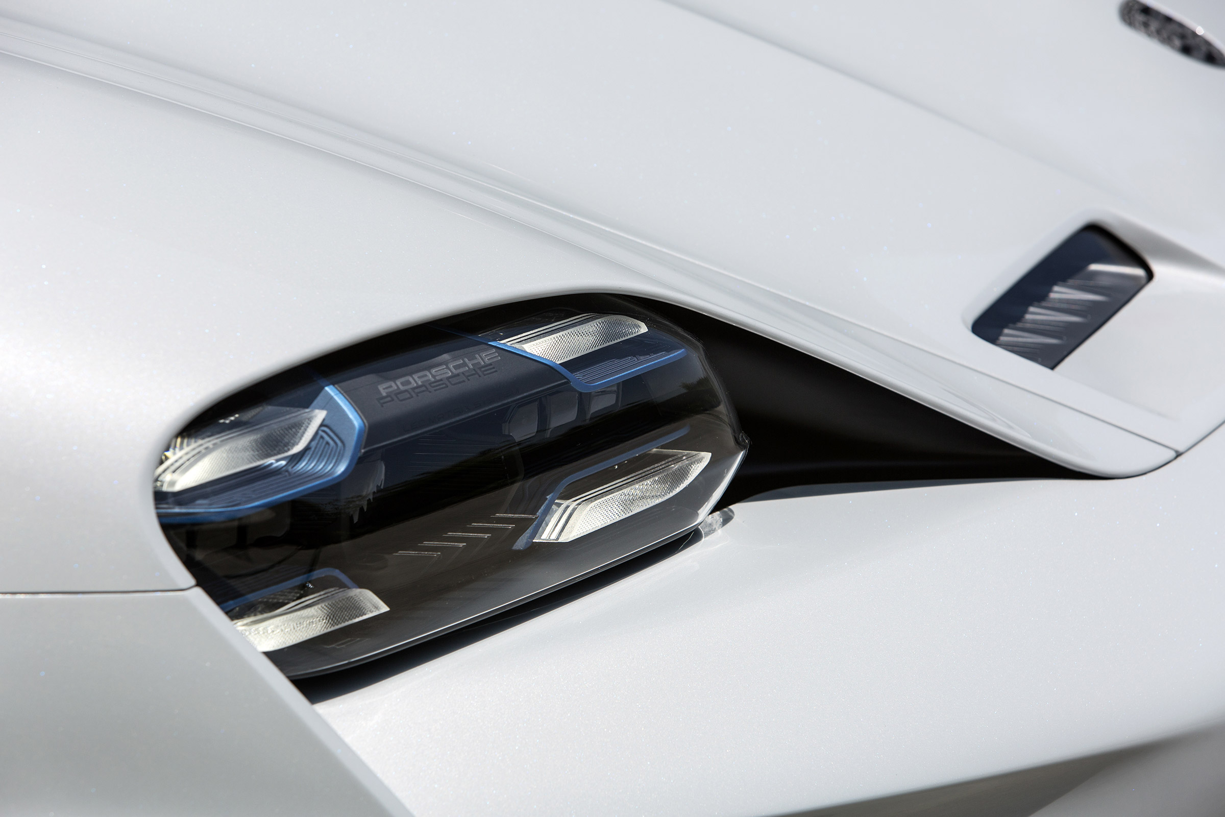 Porsche Mission E Cross Turimso - front light
