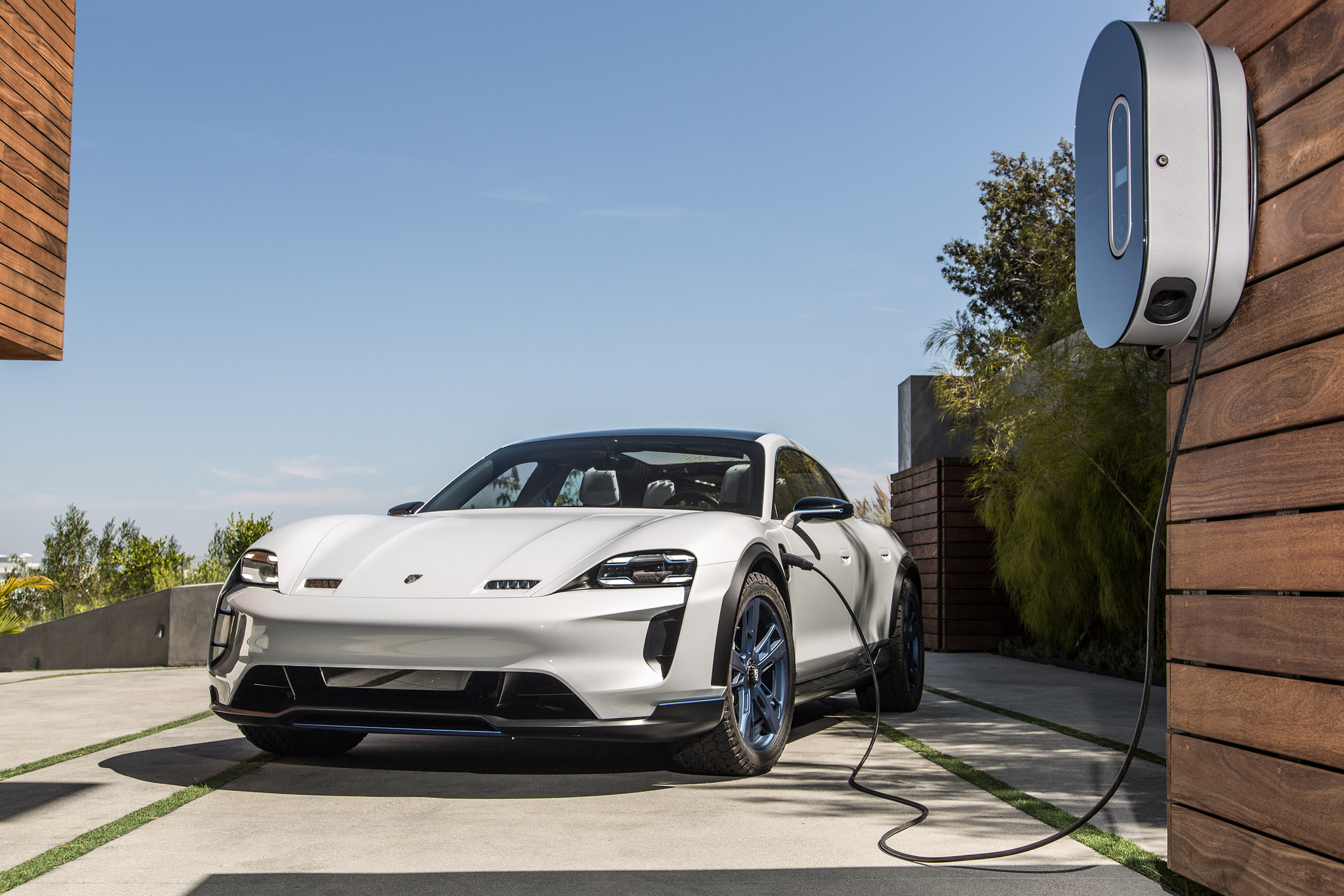 Porsche Mission E Cross Turimso - charging