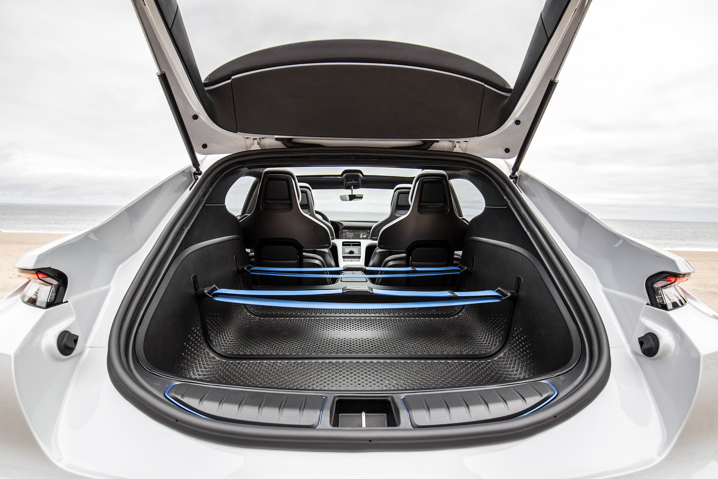 Porsche Mission E Cross Turimso - boot