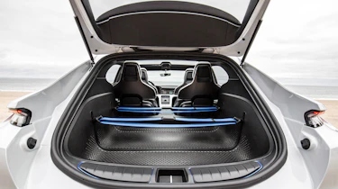 Porsche Mission E Cross Turimso - boot