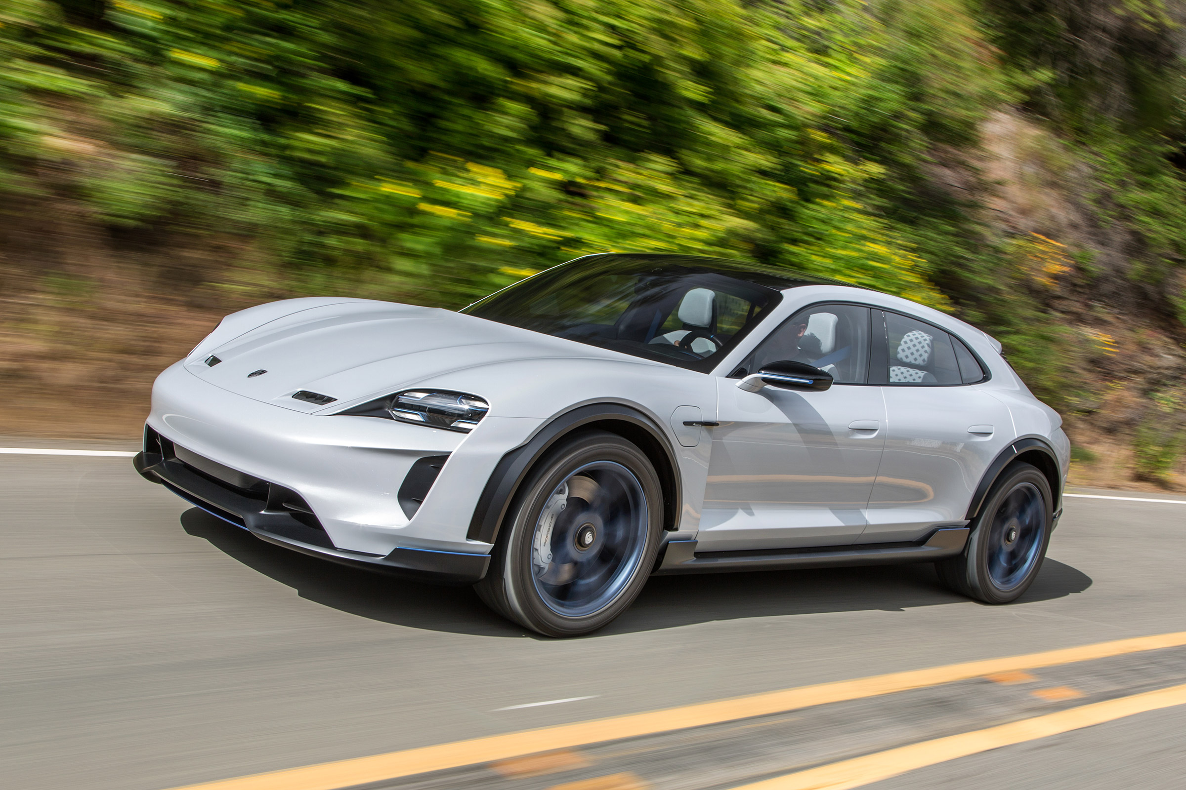 Porsche Mission E Cross Turimso - front