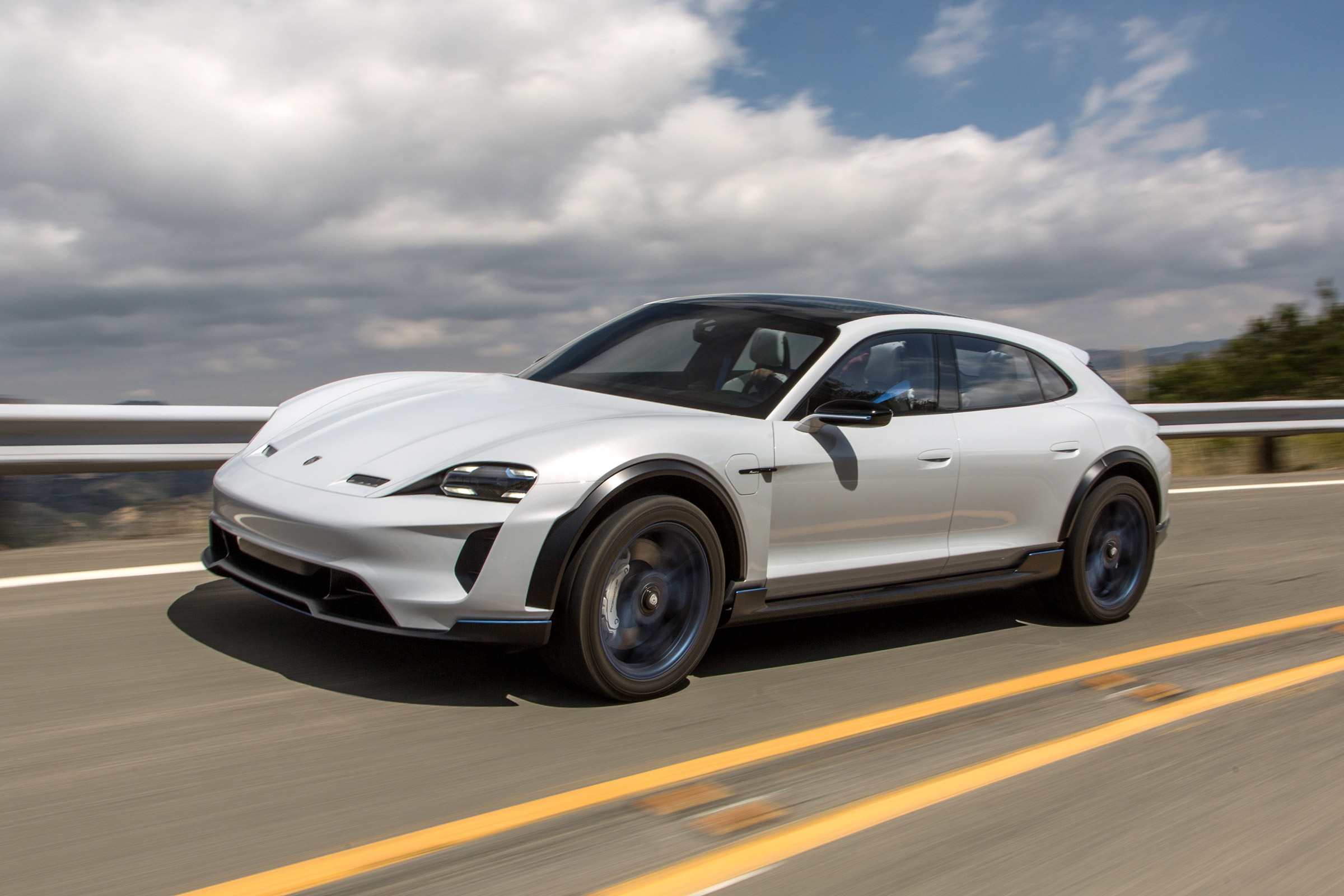 Porsche Mission E Cross Turimso - front tracking