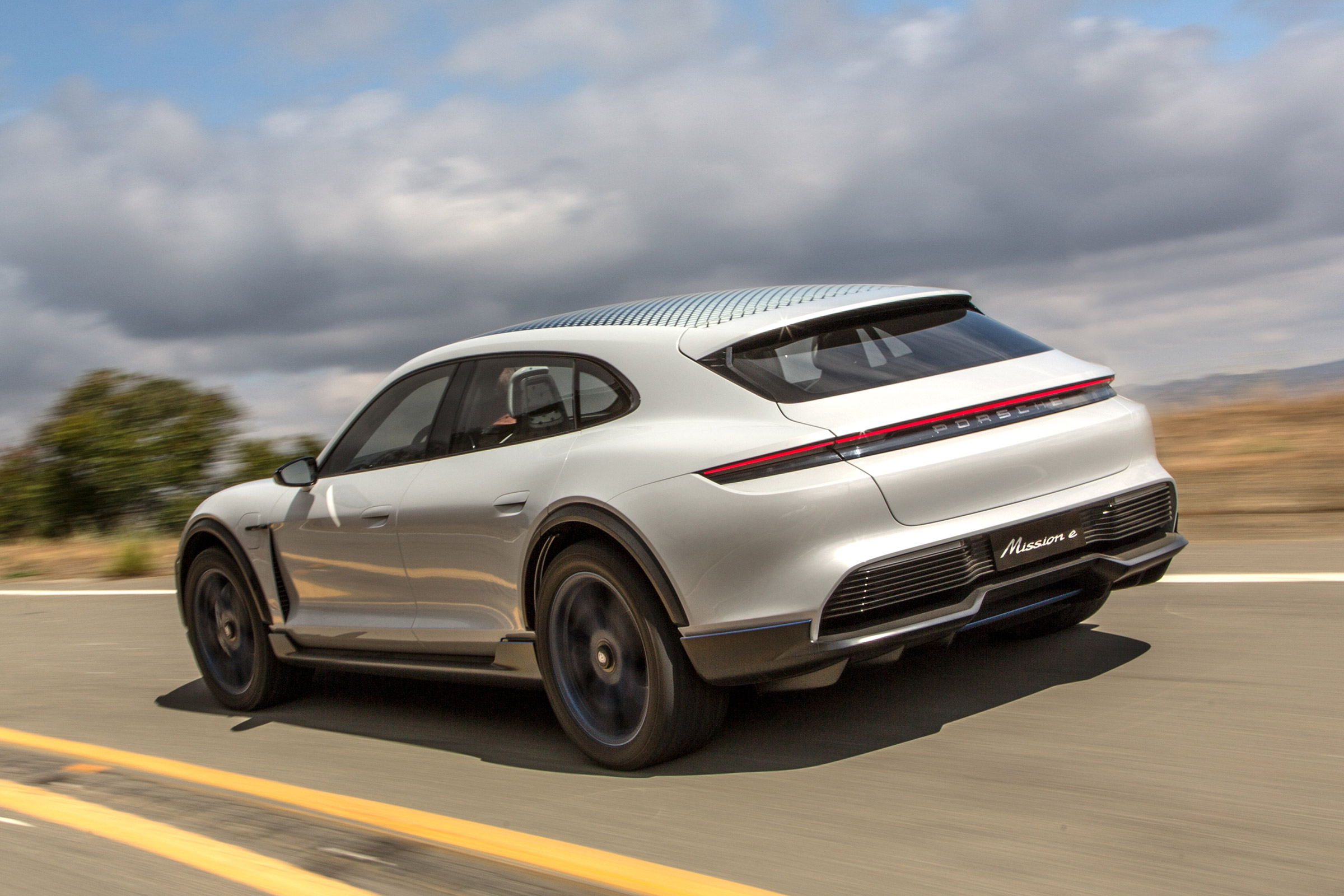 Porsche Mission E Cross Turimso - rear action