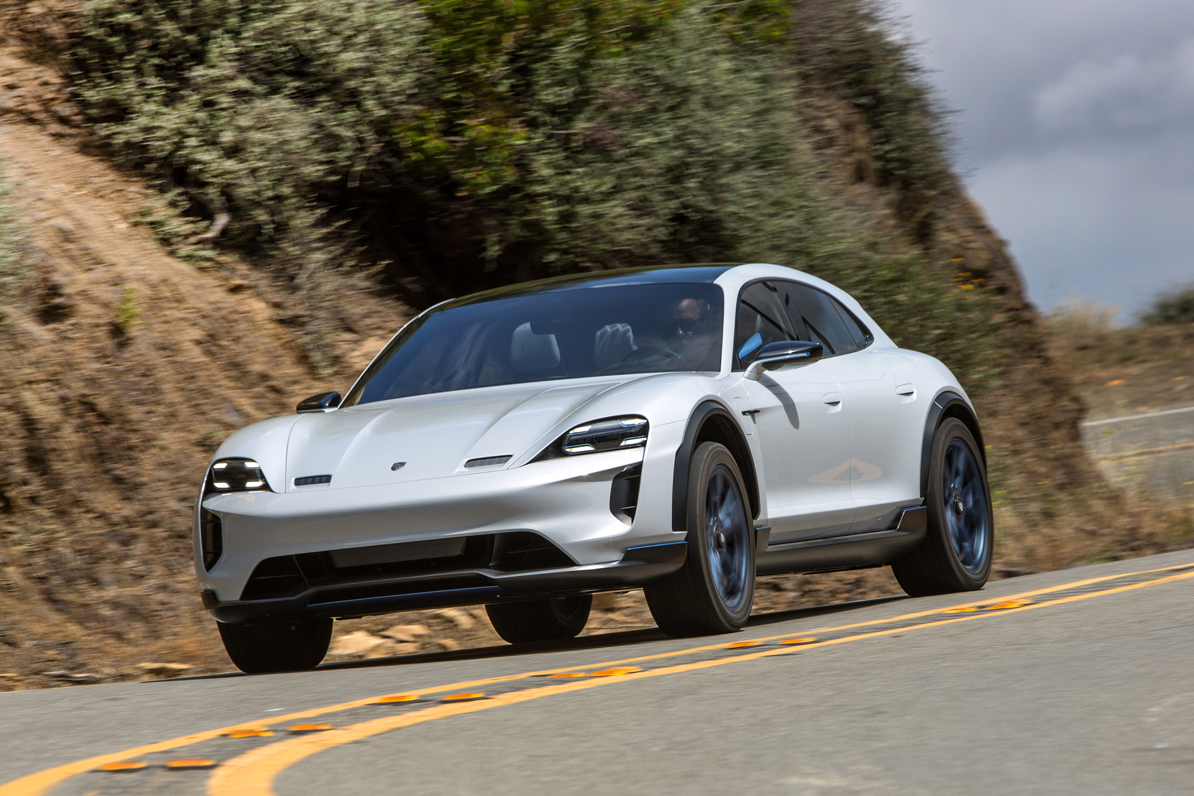 Porsche Mission E Cross Turimso - front cornering