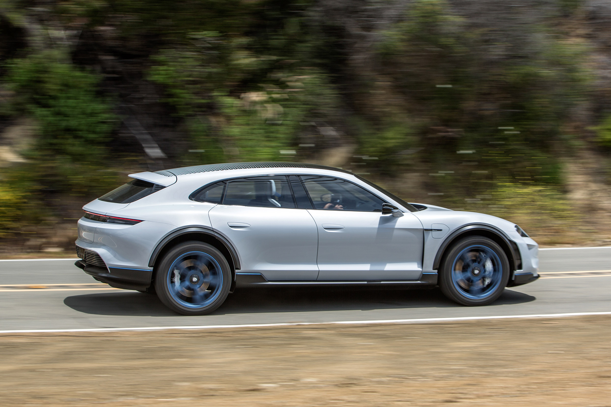 Porsche Mission E Cross Turimso - side