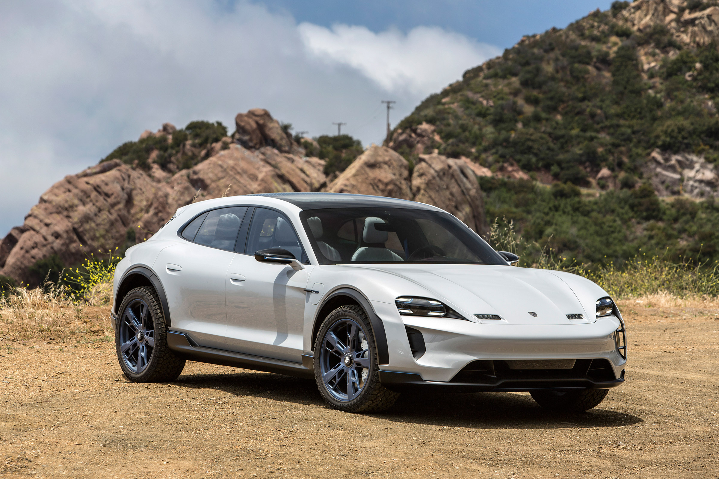 Porsche Mission E Cross Turimso - front static