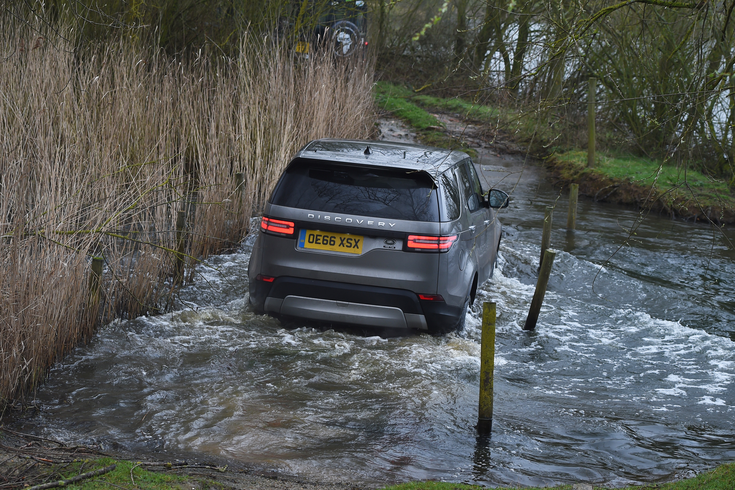 Land Rover Discovery HSE Luxury - rear