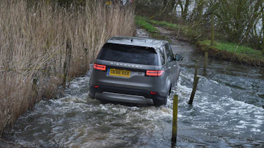 Land Rover Discovery HSE Luxury - rear