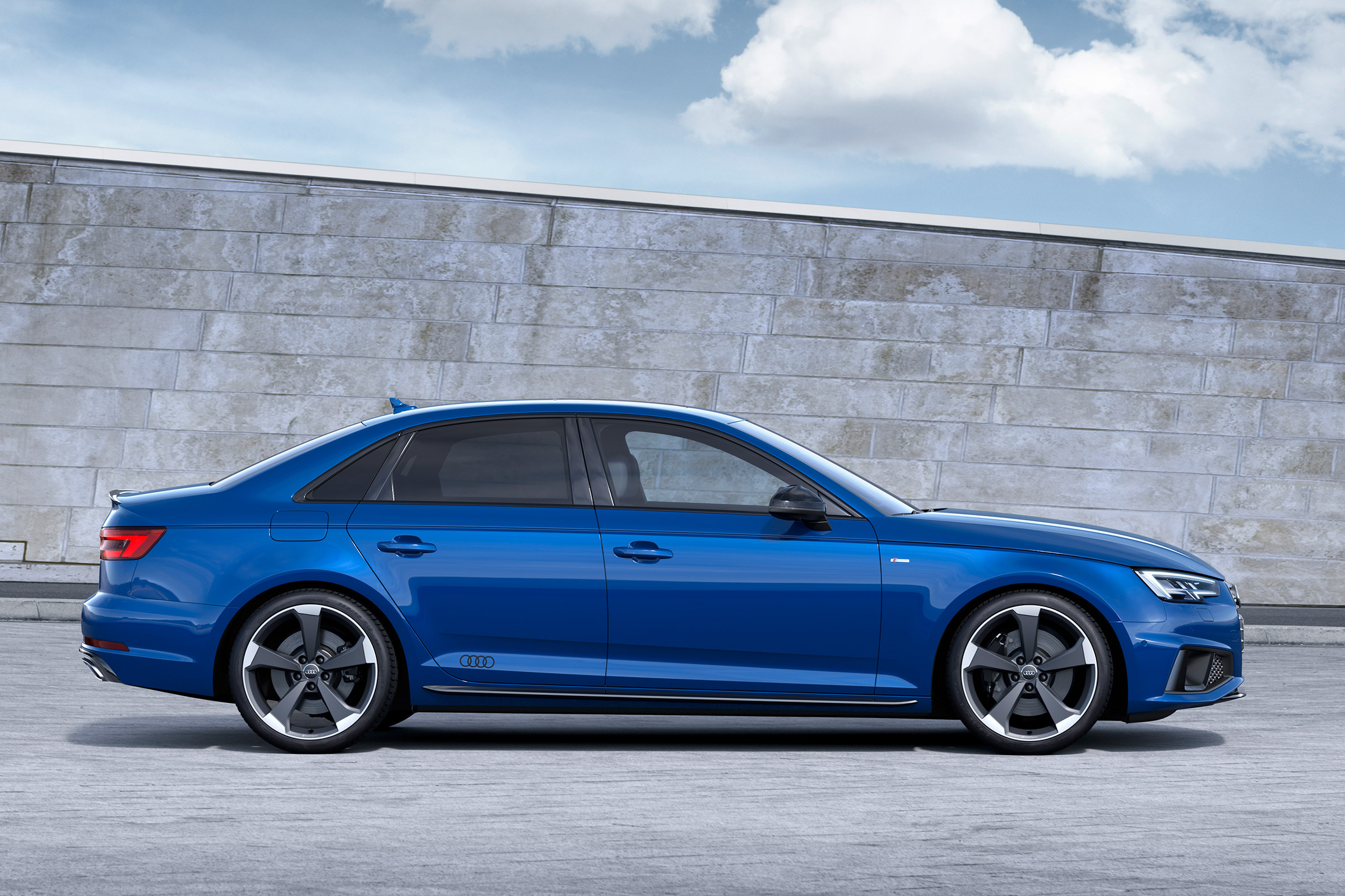 Audi A4 facelift - side