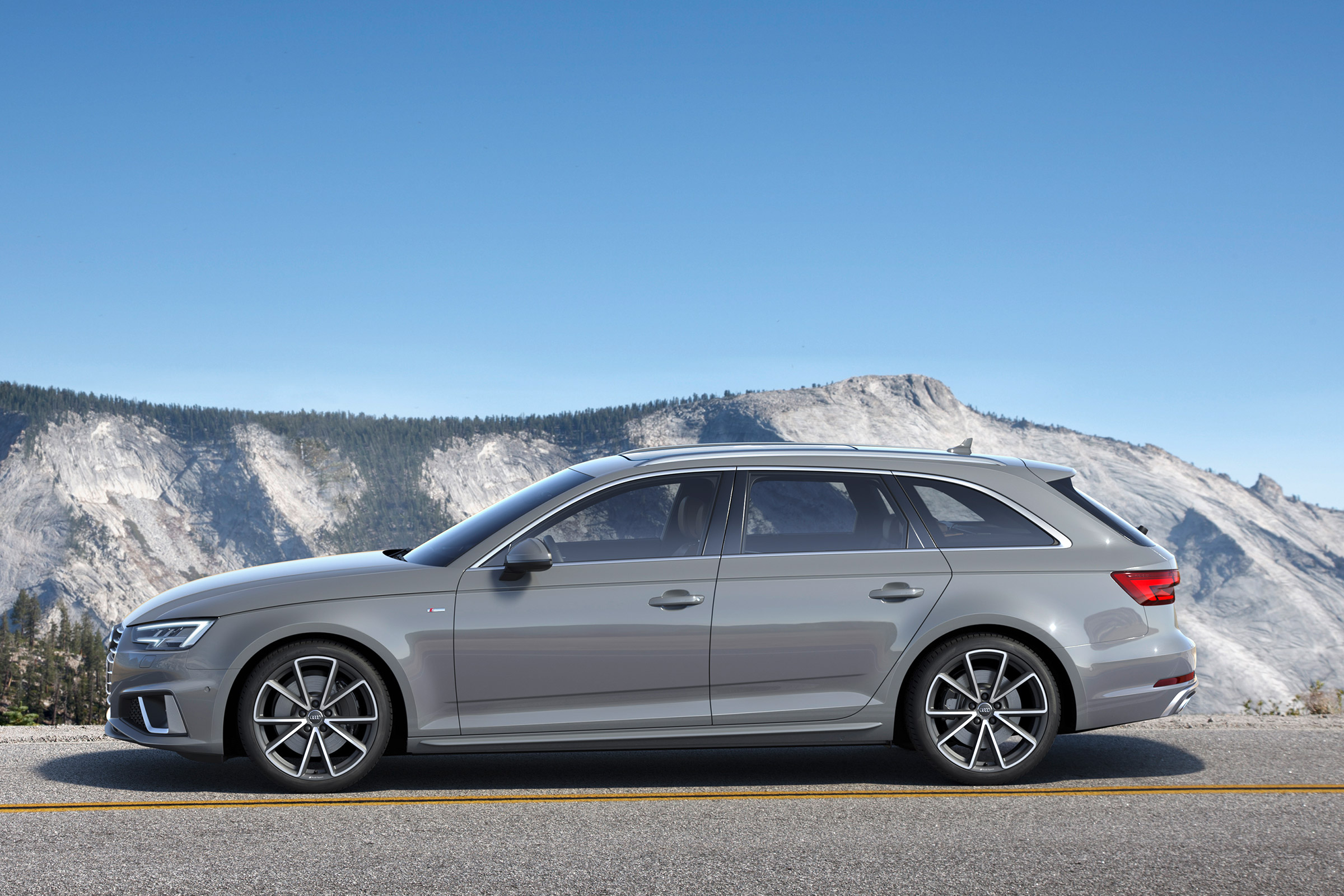 Audi A4 Avant facelift - side