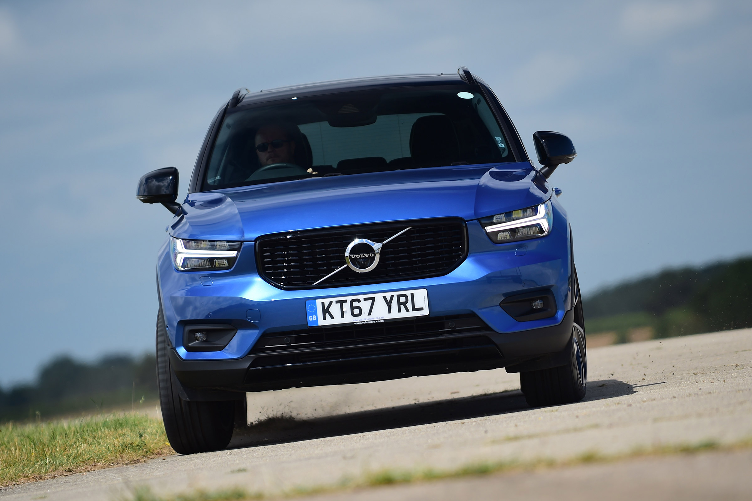 Volvo XC40 - front action