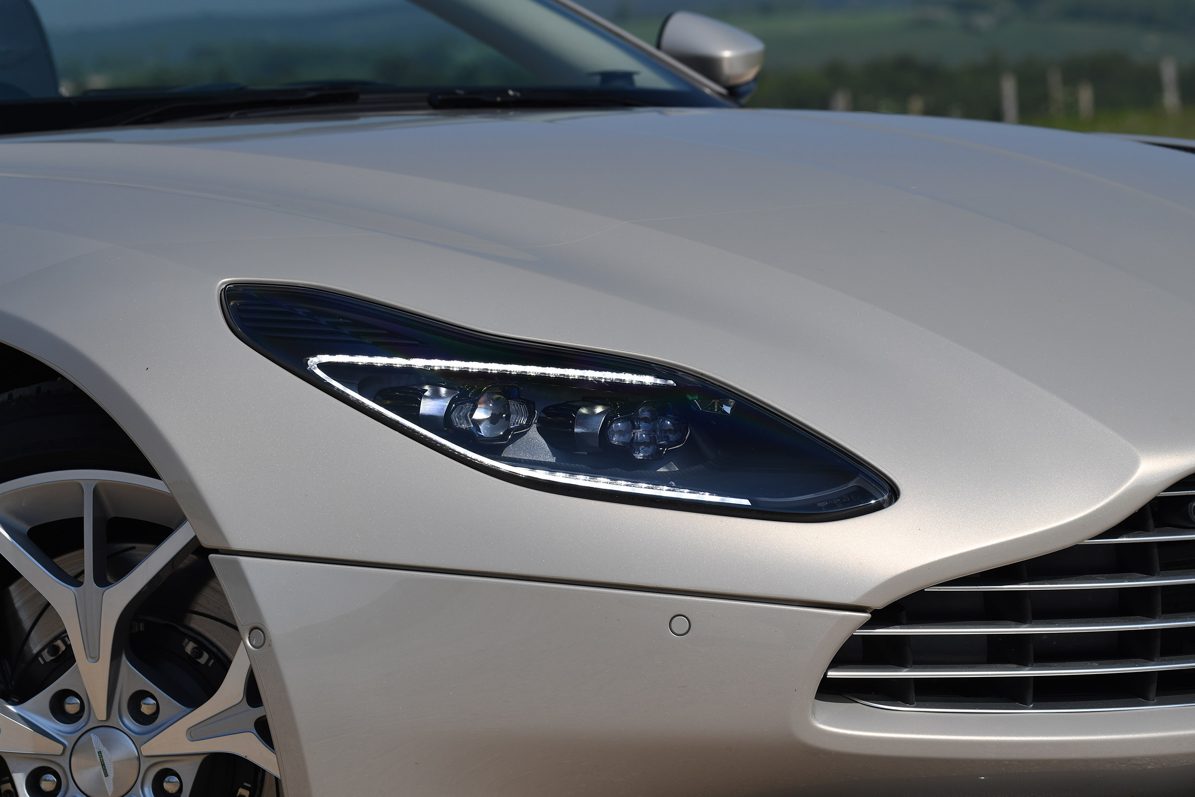 Aston Martin DB11 Volante - front light