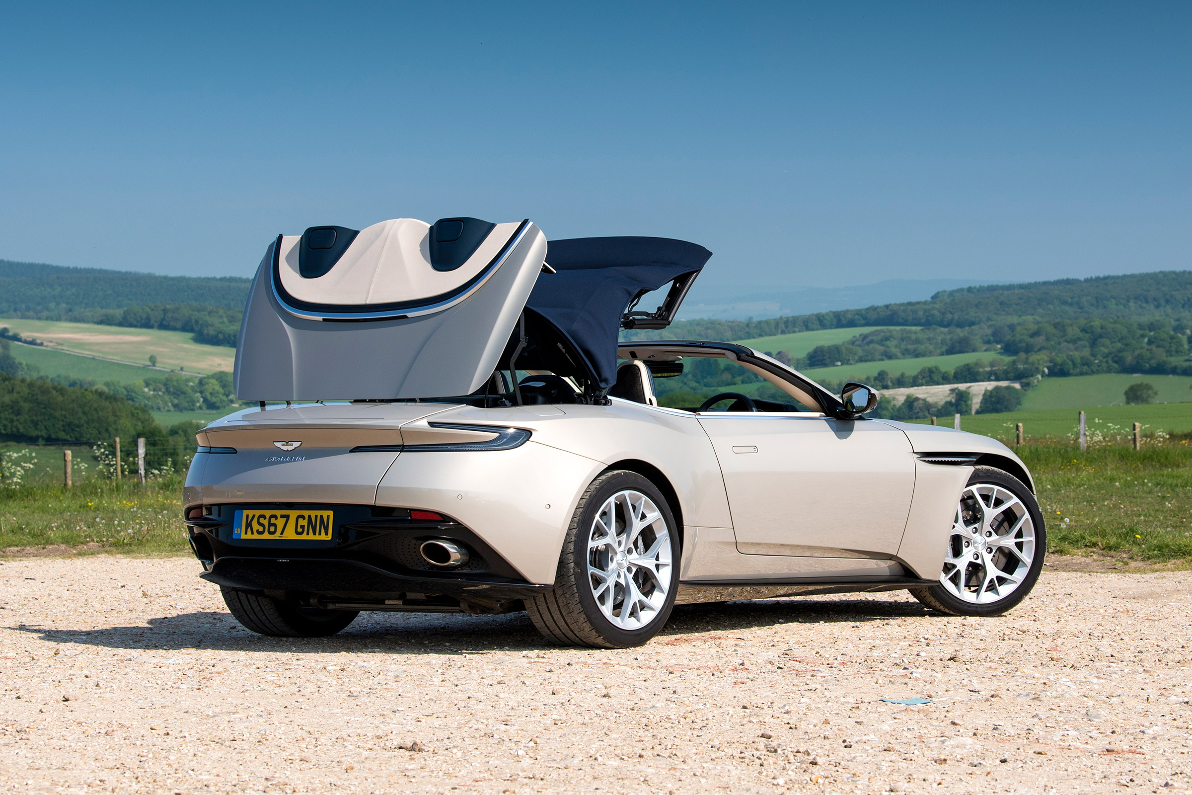 Aston Martin DB11 Volante - rear roof closing