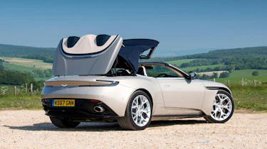 Aston Martin DB11 Volante - rear roof closing