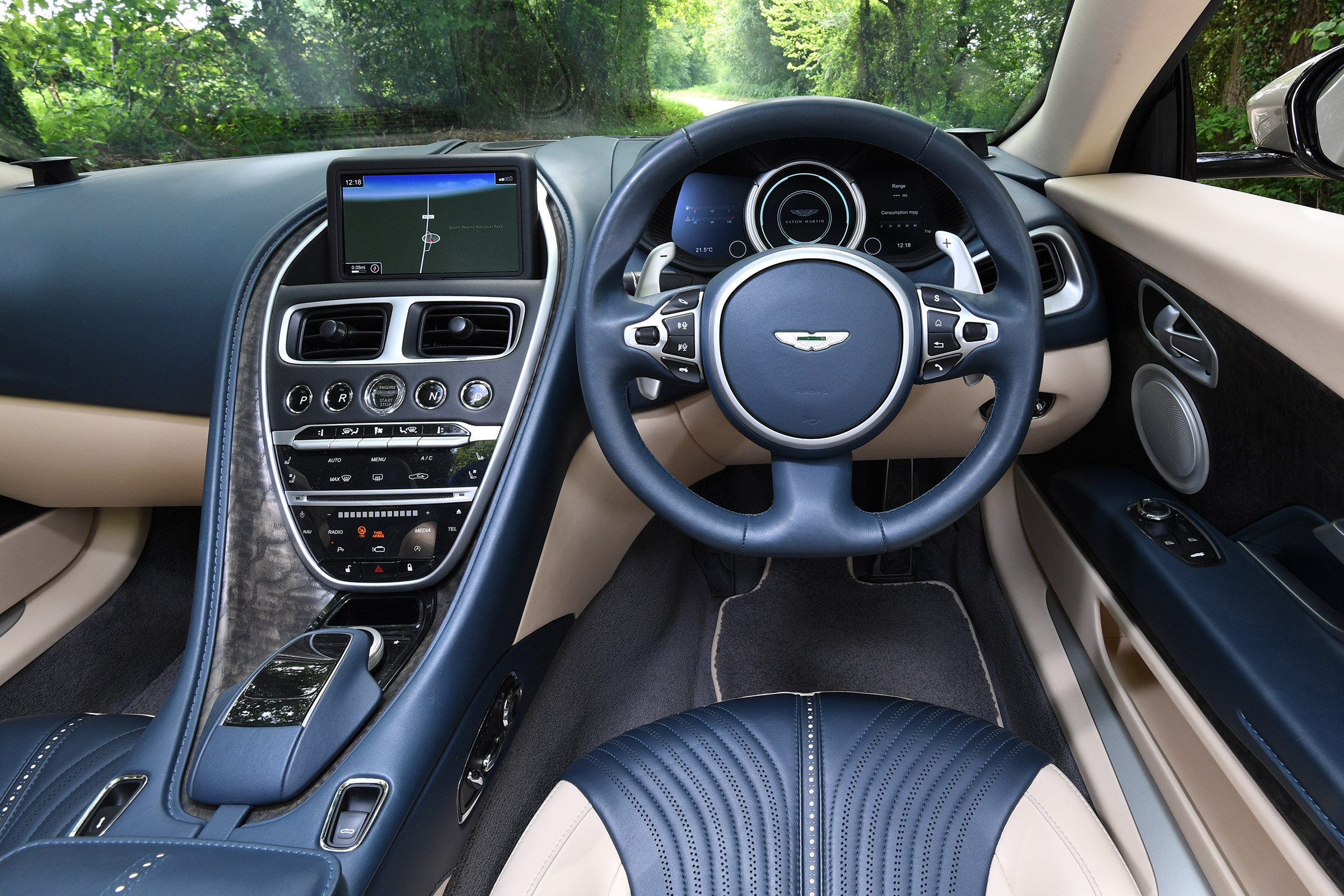 Aston Martin DB11 Volante - dash