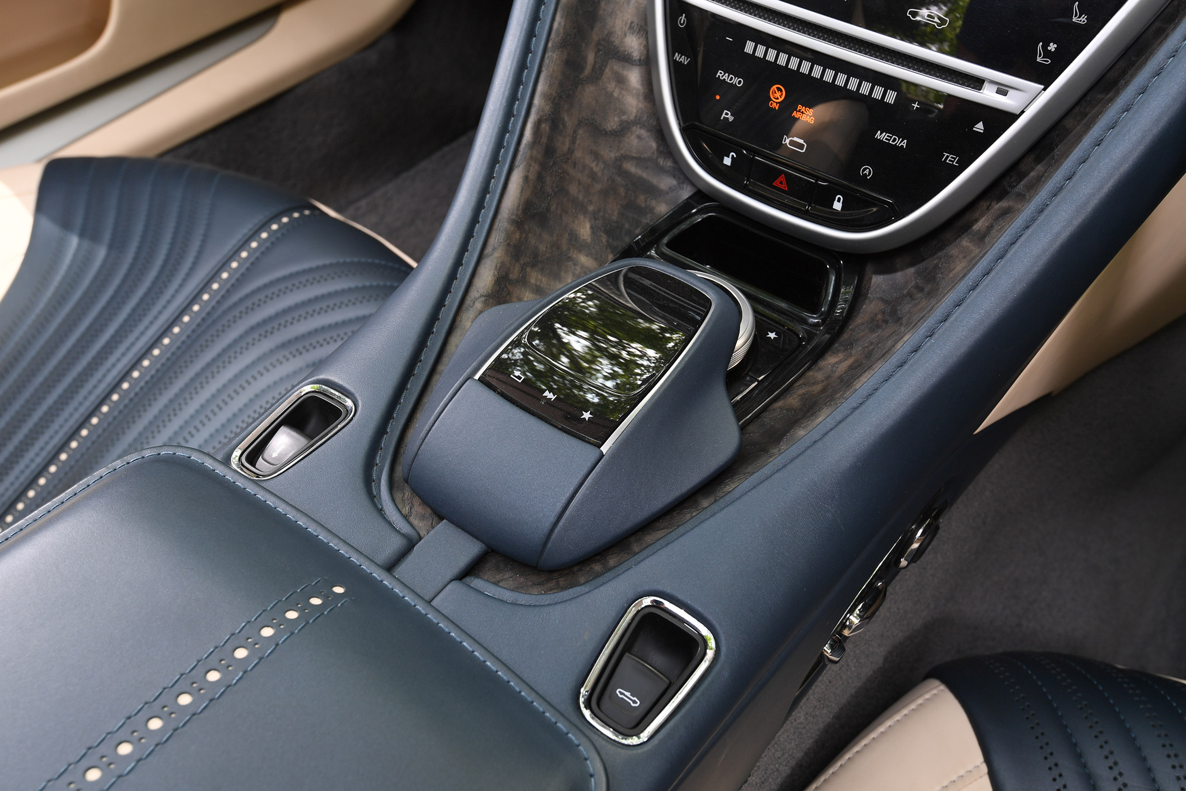 Aston Martin DB11 Volante - centre console