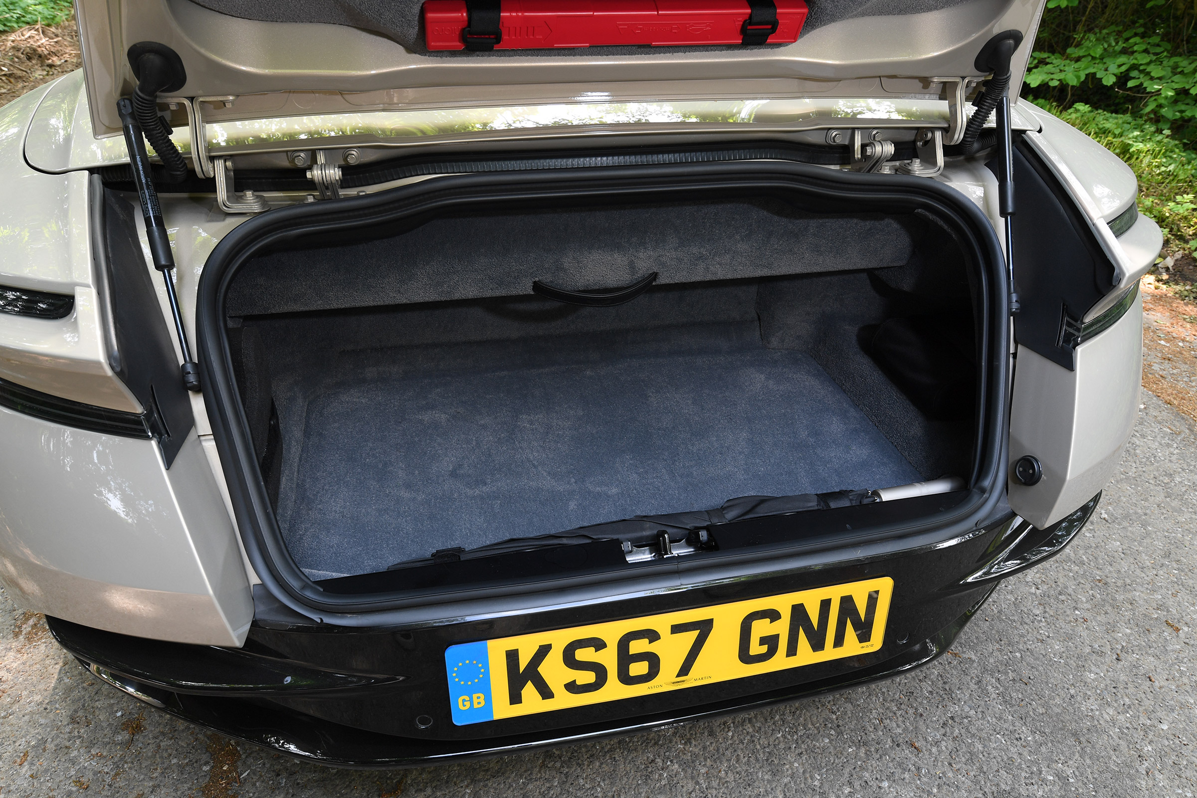 Aston Martin DB11 Volante - boot
