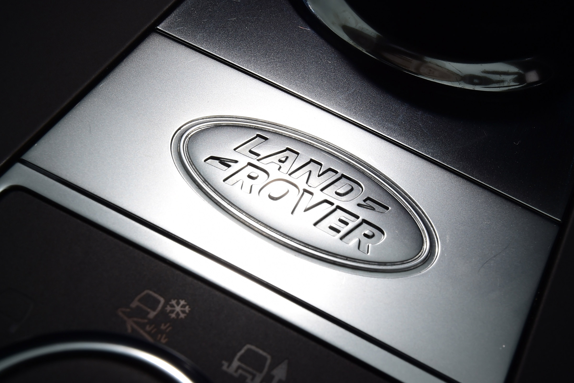 Land Rover Discovery - Land Rover badge