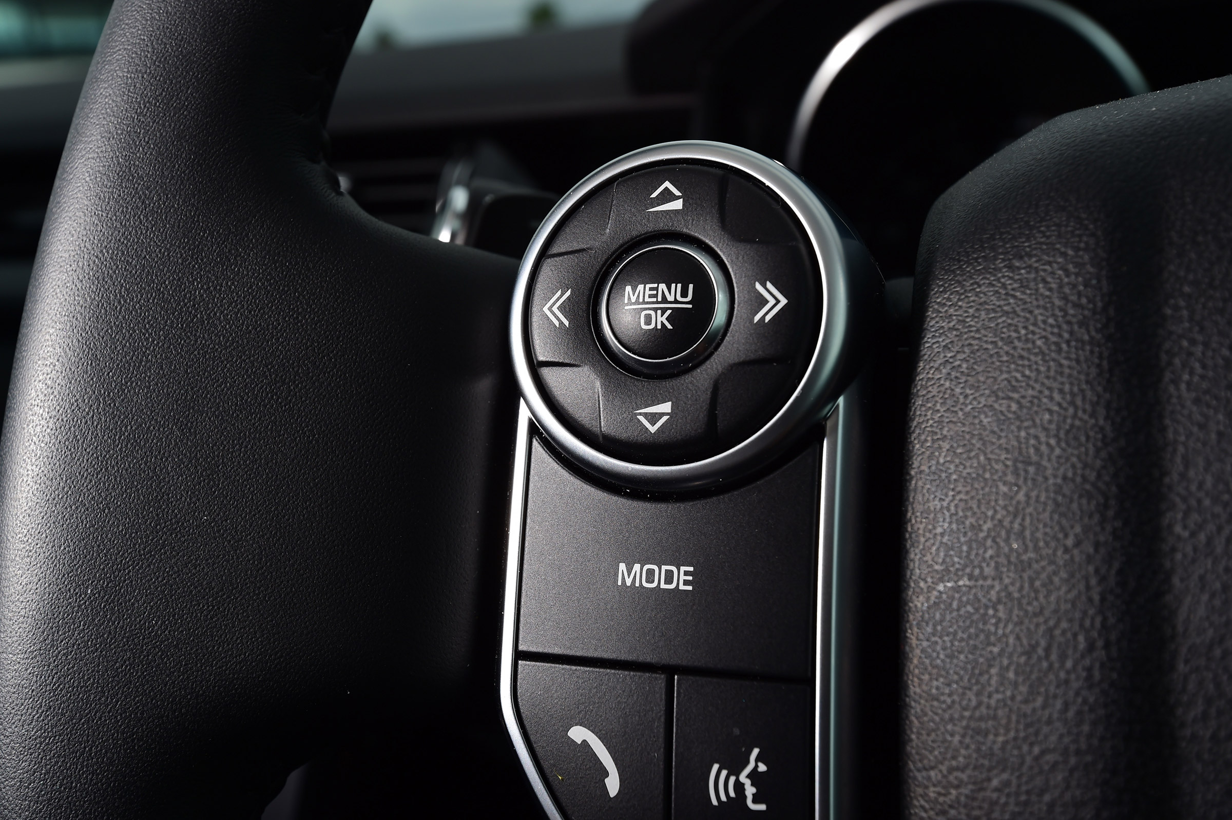 Land Rover Discovery - steering wheel detail