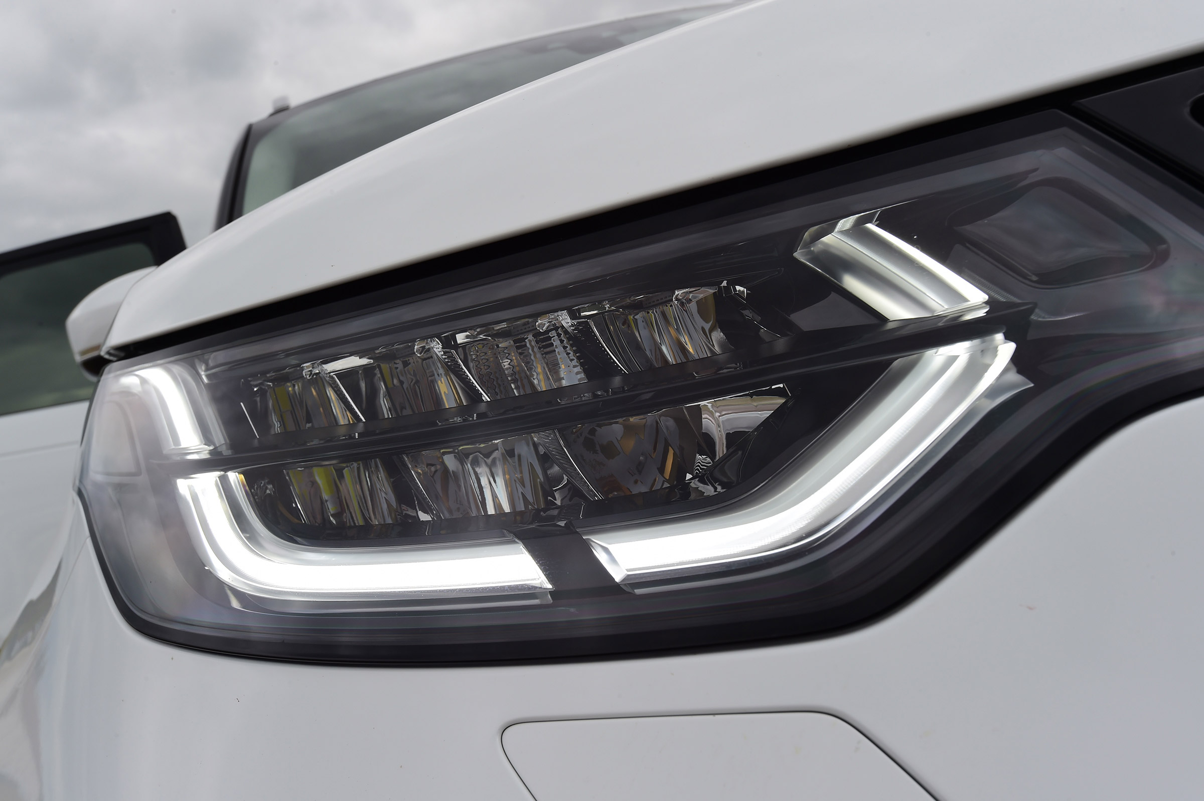 Land Rover Discovery - front light