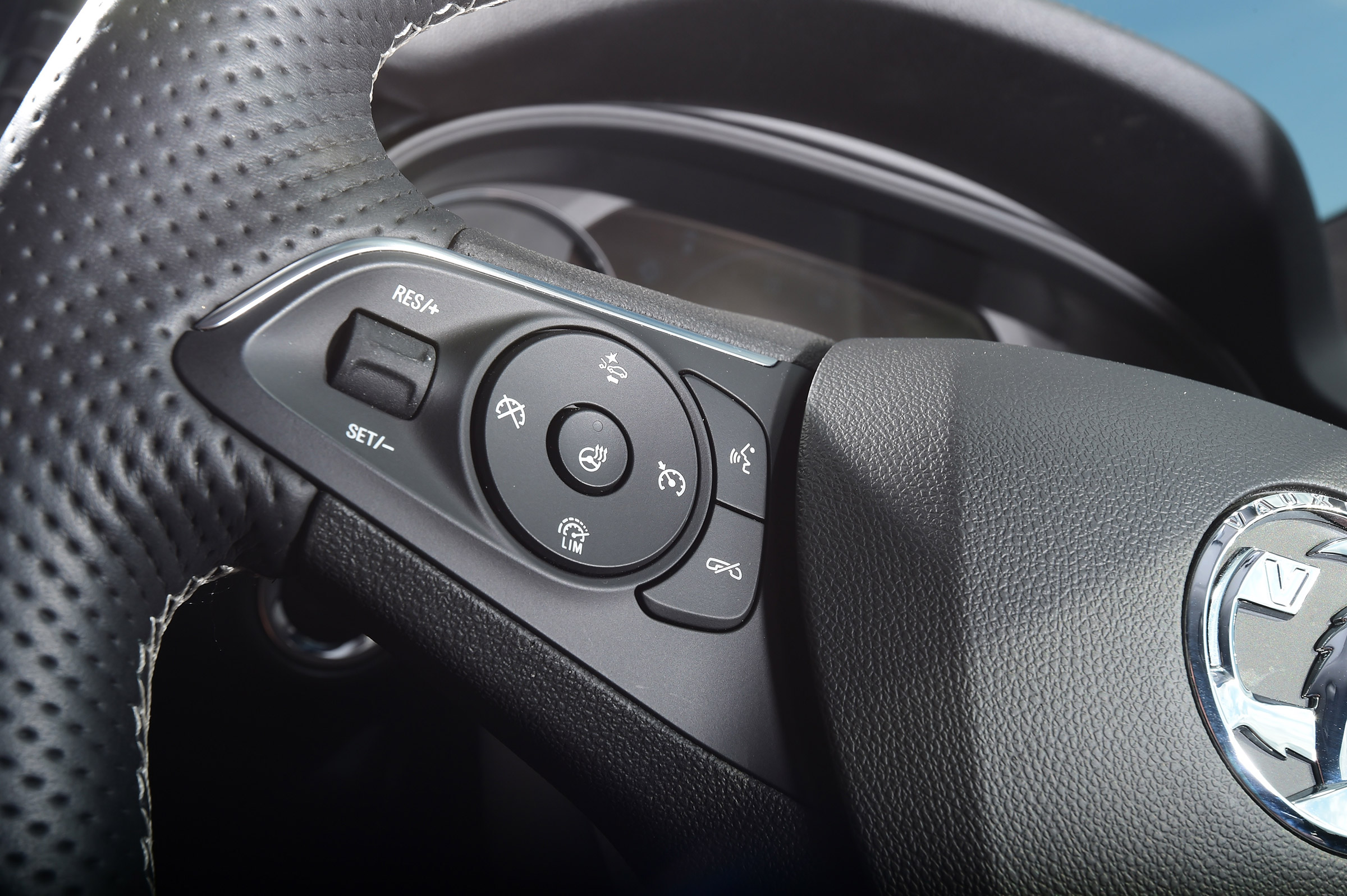 Vauxhall Insignia Grand Sport - steering wheel detail