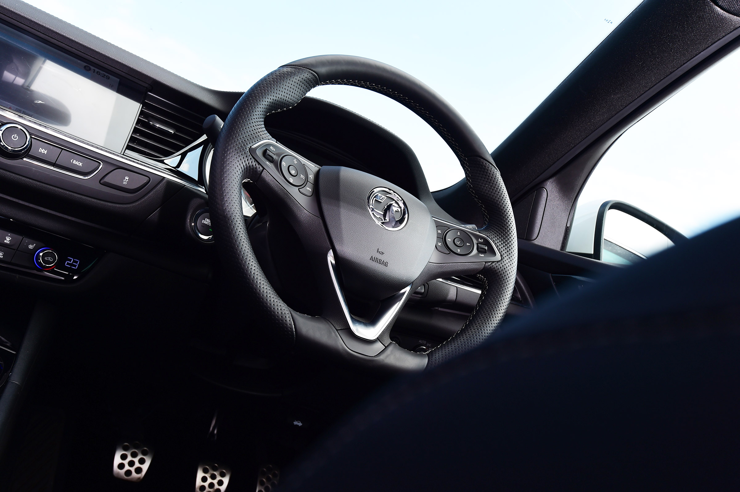 Vauxhall Insignia Grand Sport - steering wheel