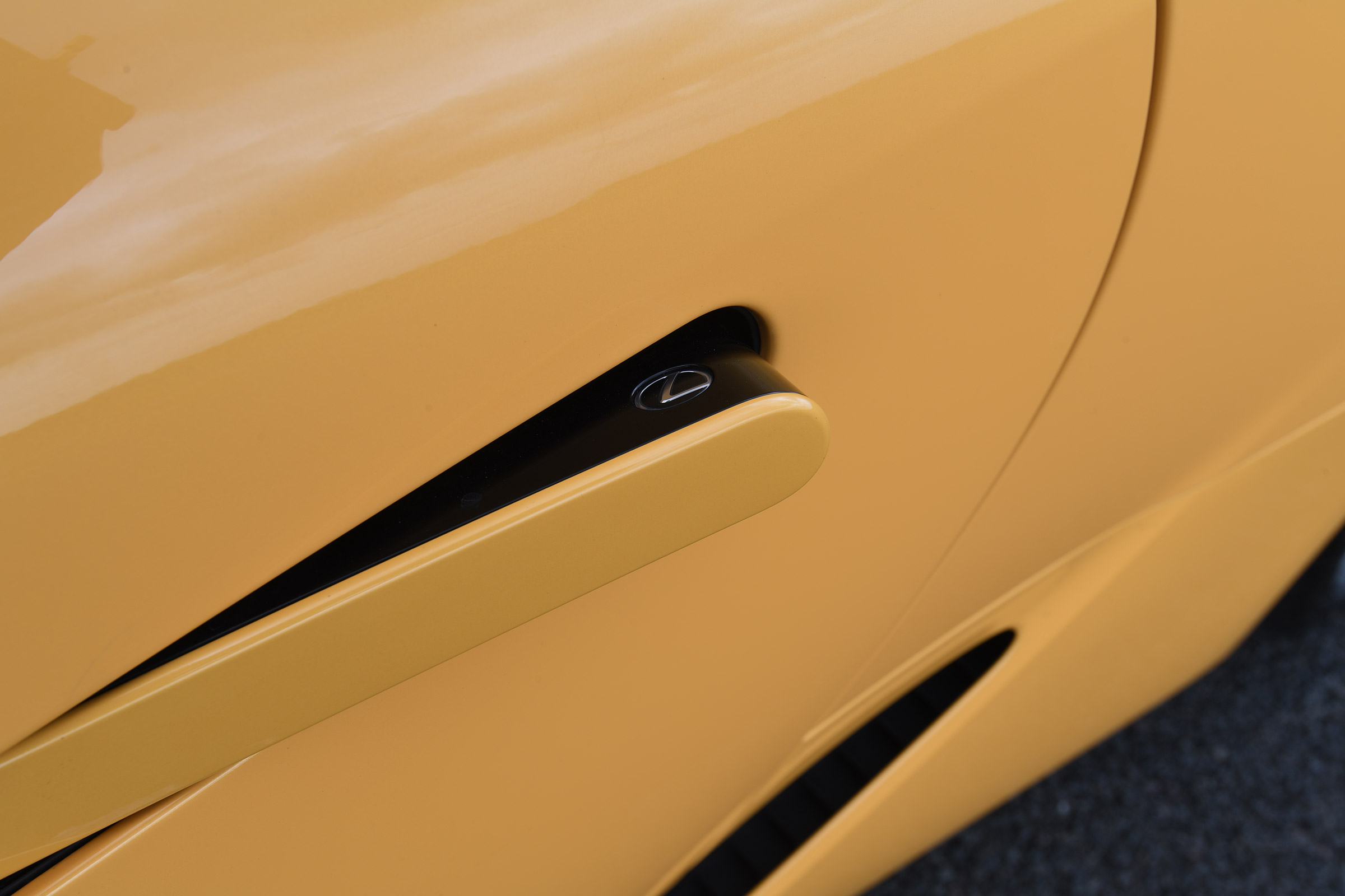 Lexus LC - door handle