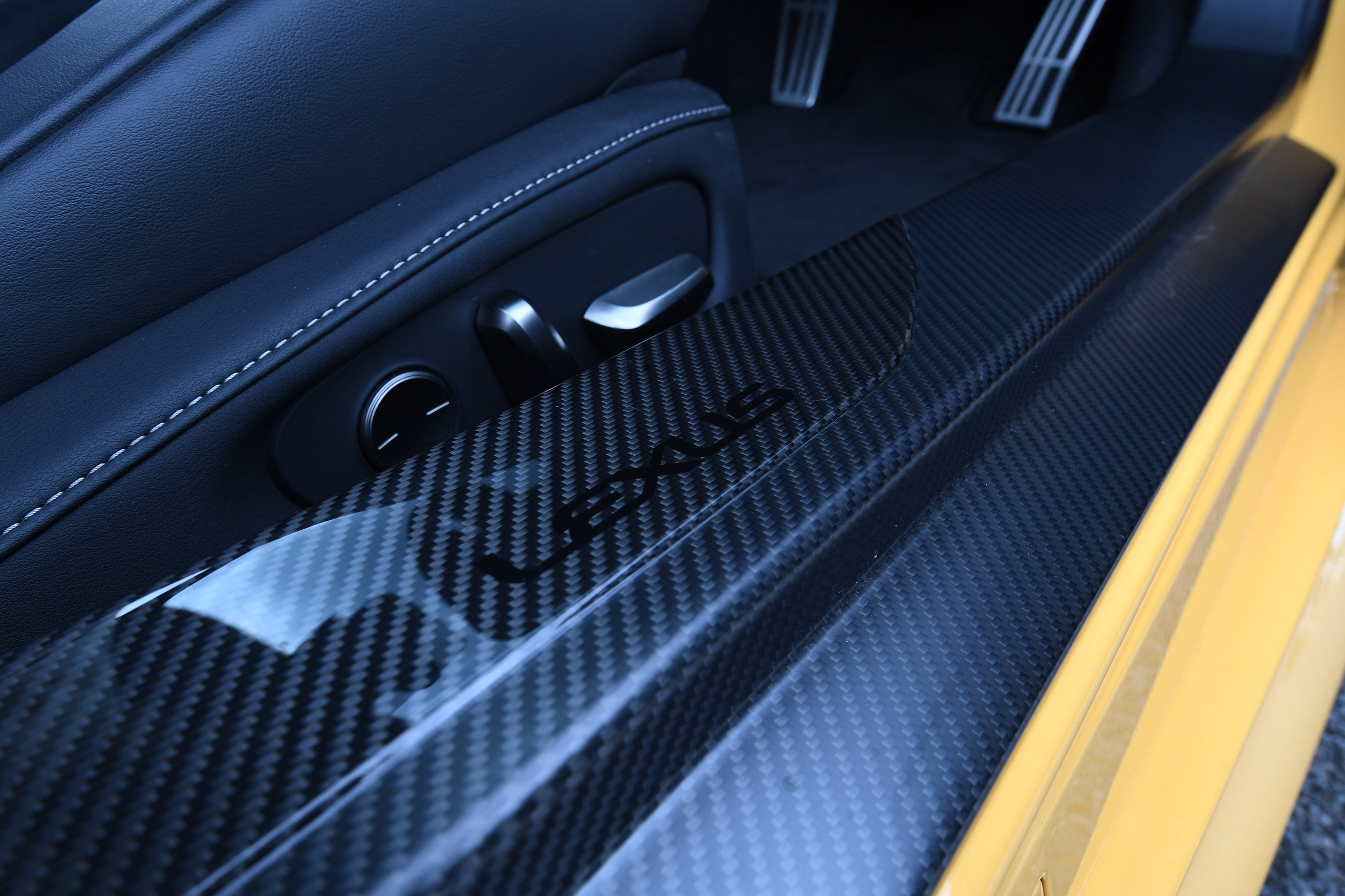 Lexus LC - sill