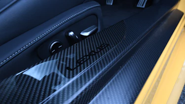 Lexus LC - sill