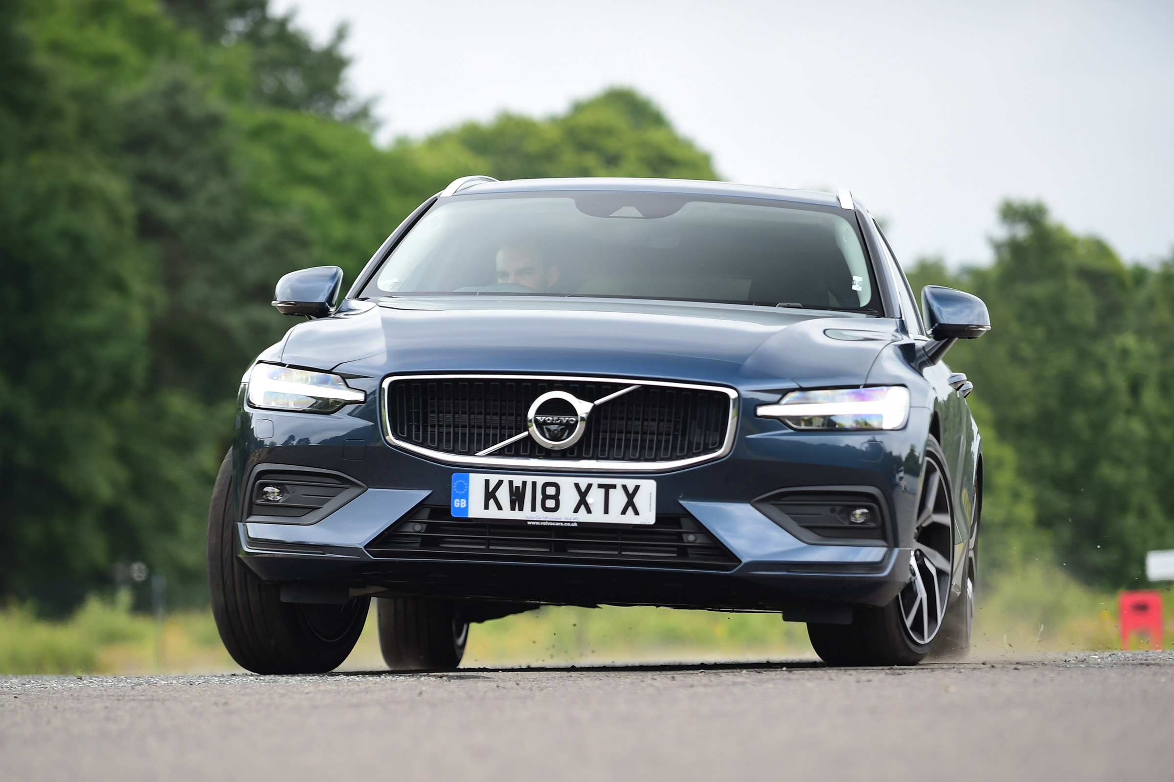 Volvo V60 - front cornering