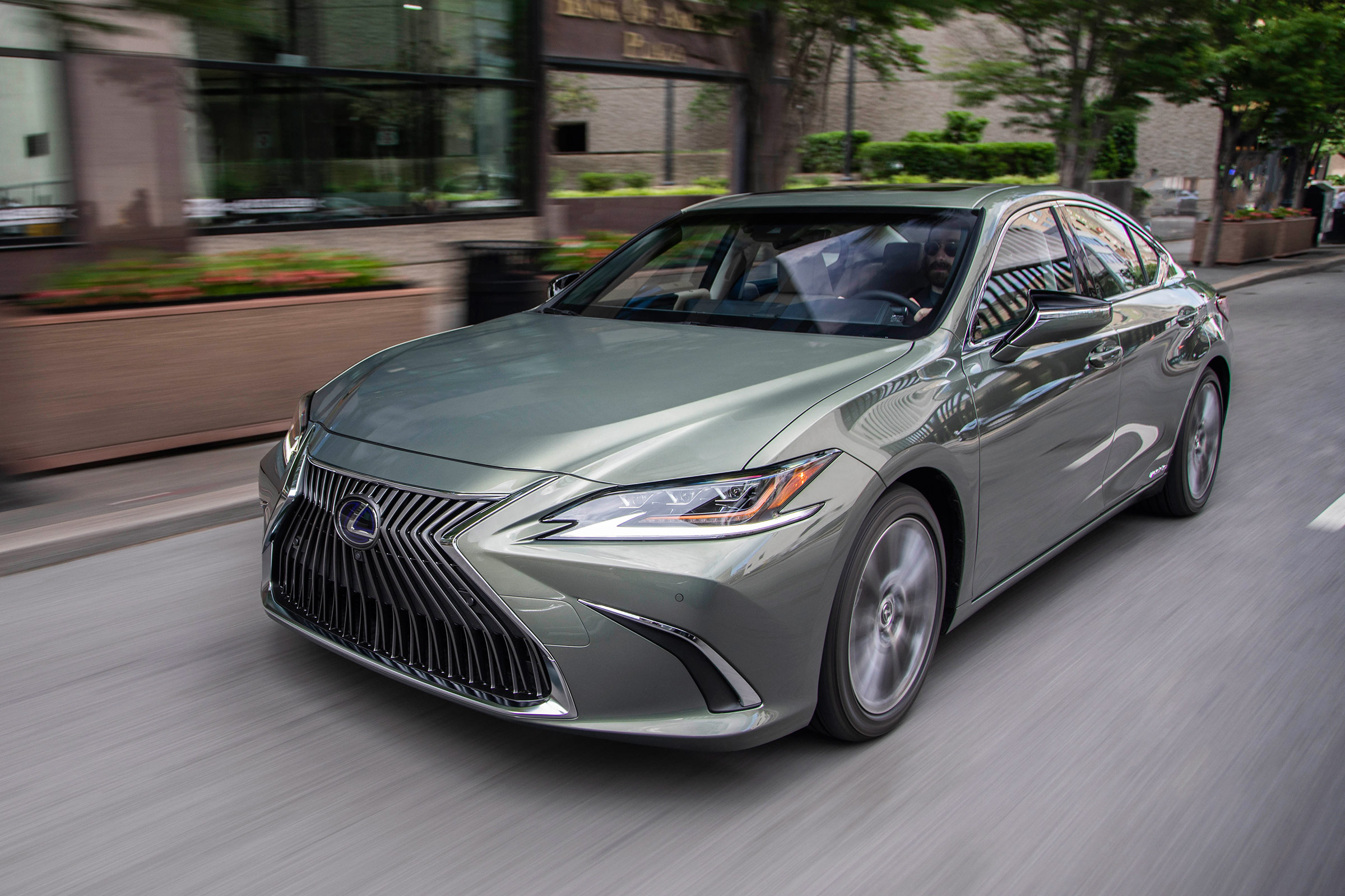 Lexus ES - front action