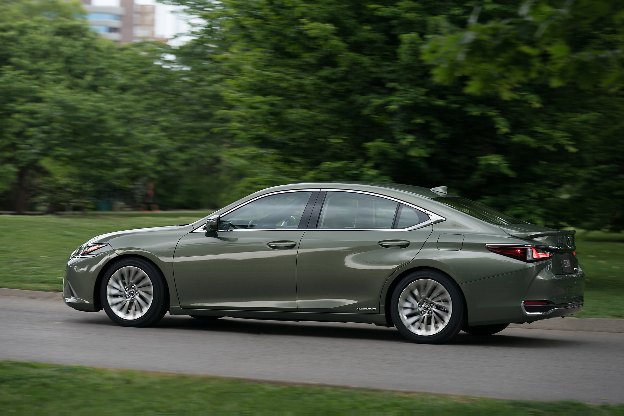 Lexus ES - side action
