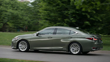 Lexus ES - side action