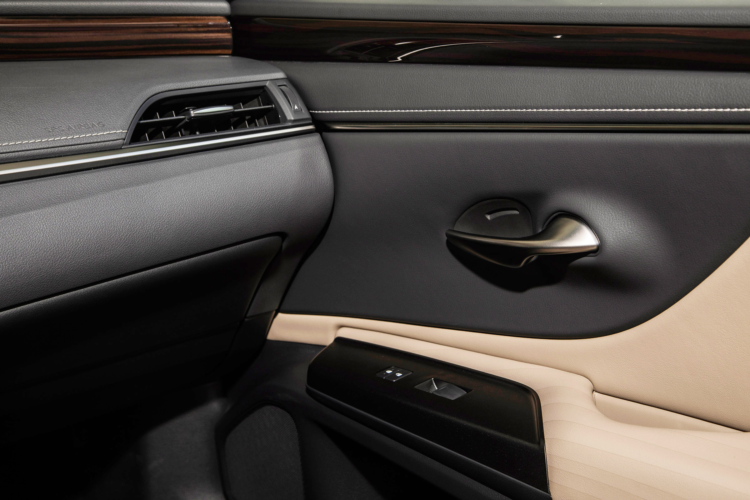 Lexus ES - door detail