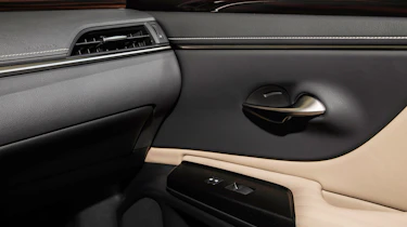 Lexus ES - door detail