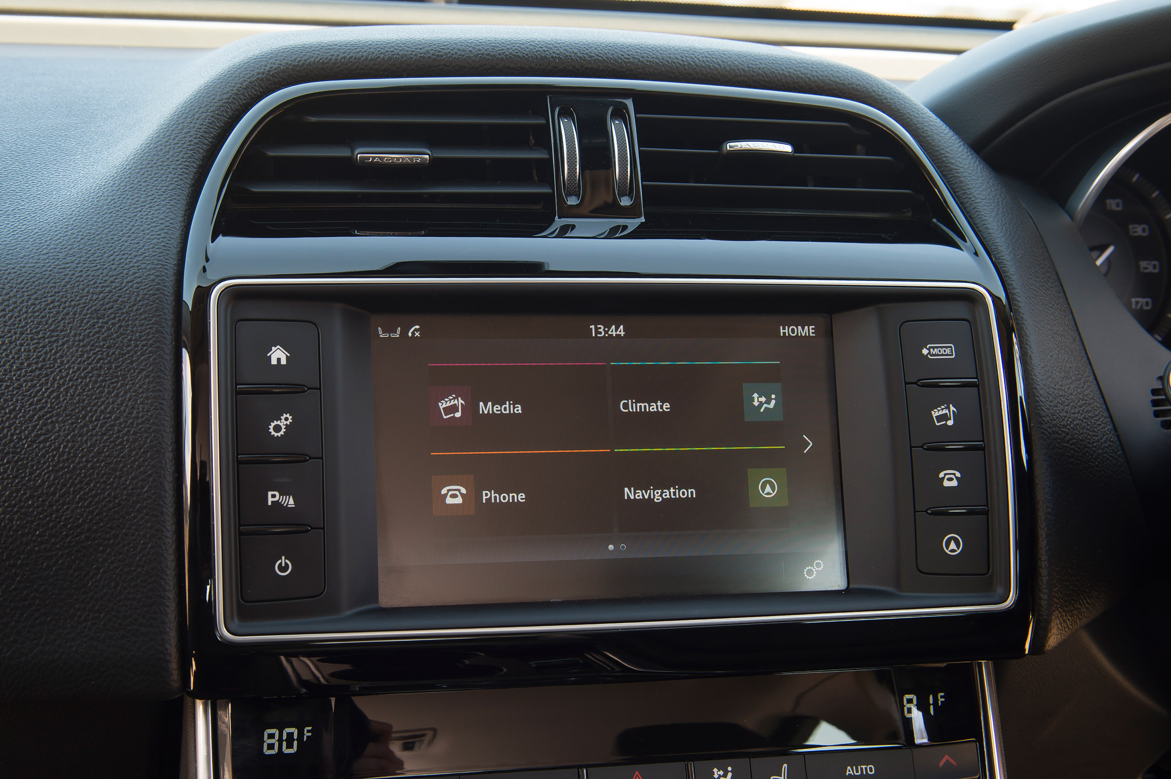 Used Jaguar XE - infotainment