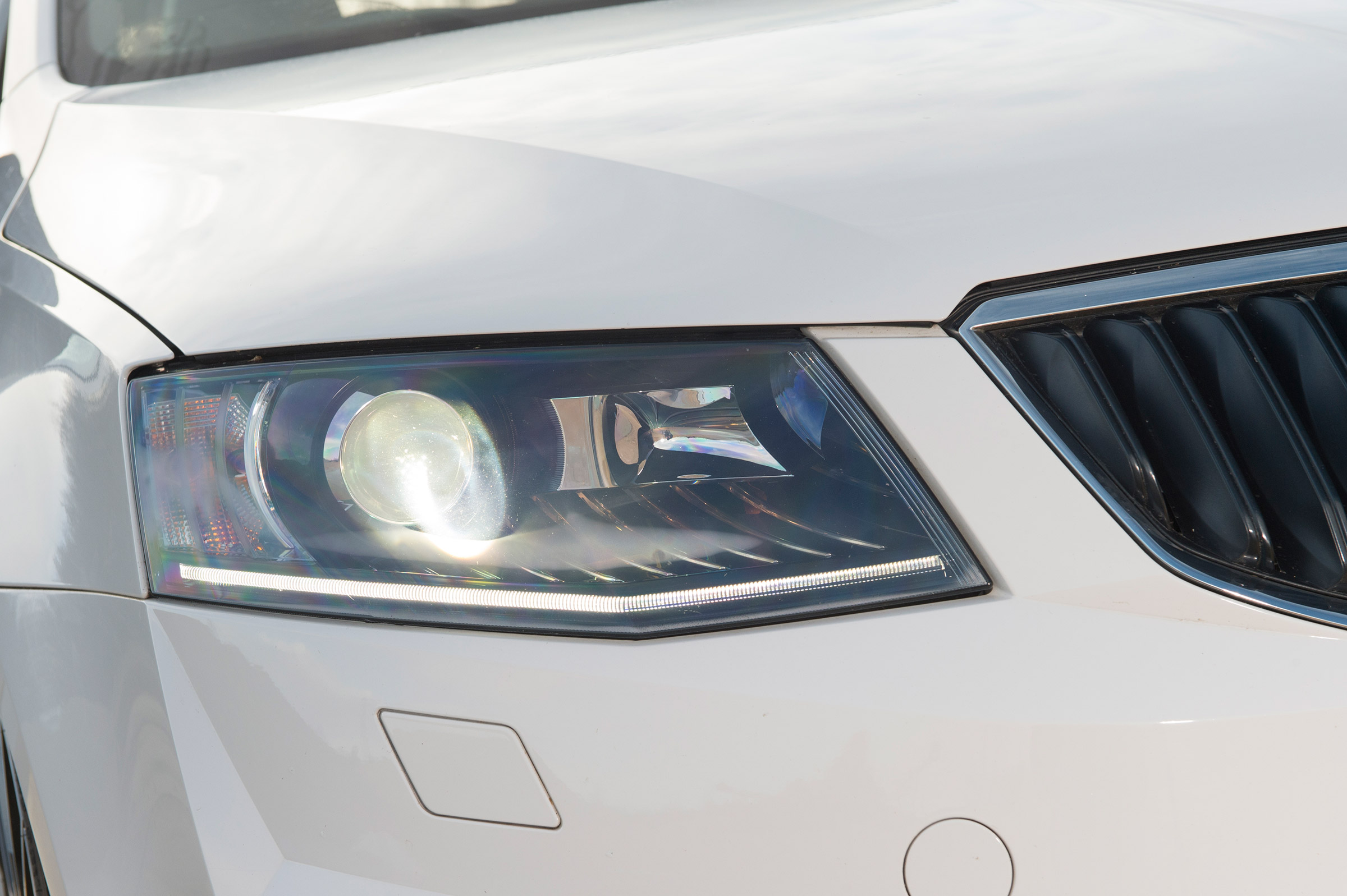 Used Skoda Octavia - front light