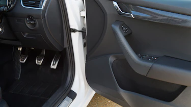 Used Skoda Octavia - door hinge