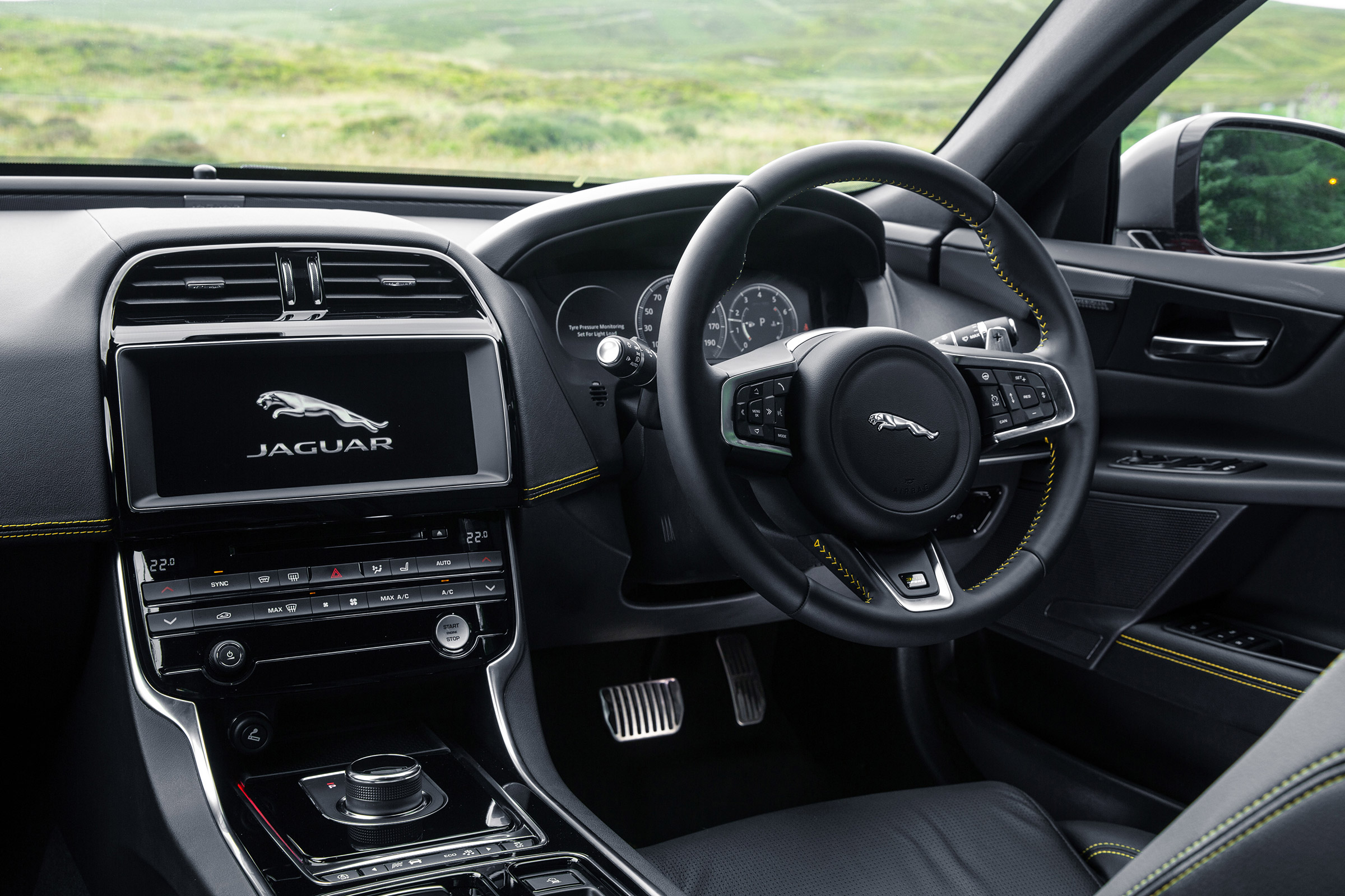 Jaguar XE 300 Sport - dash