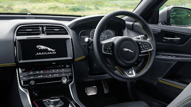 Jaguar XE 300 Sport - dash