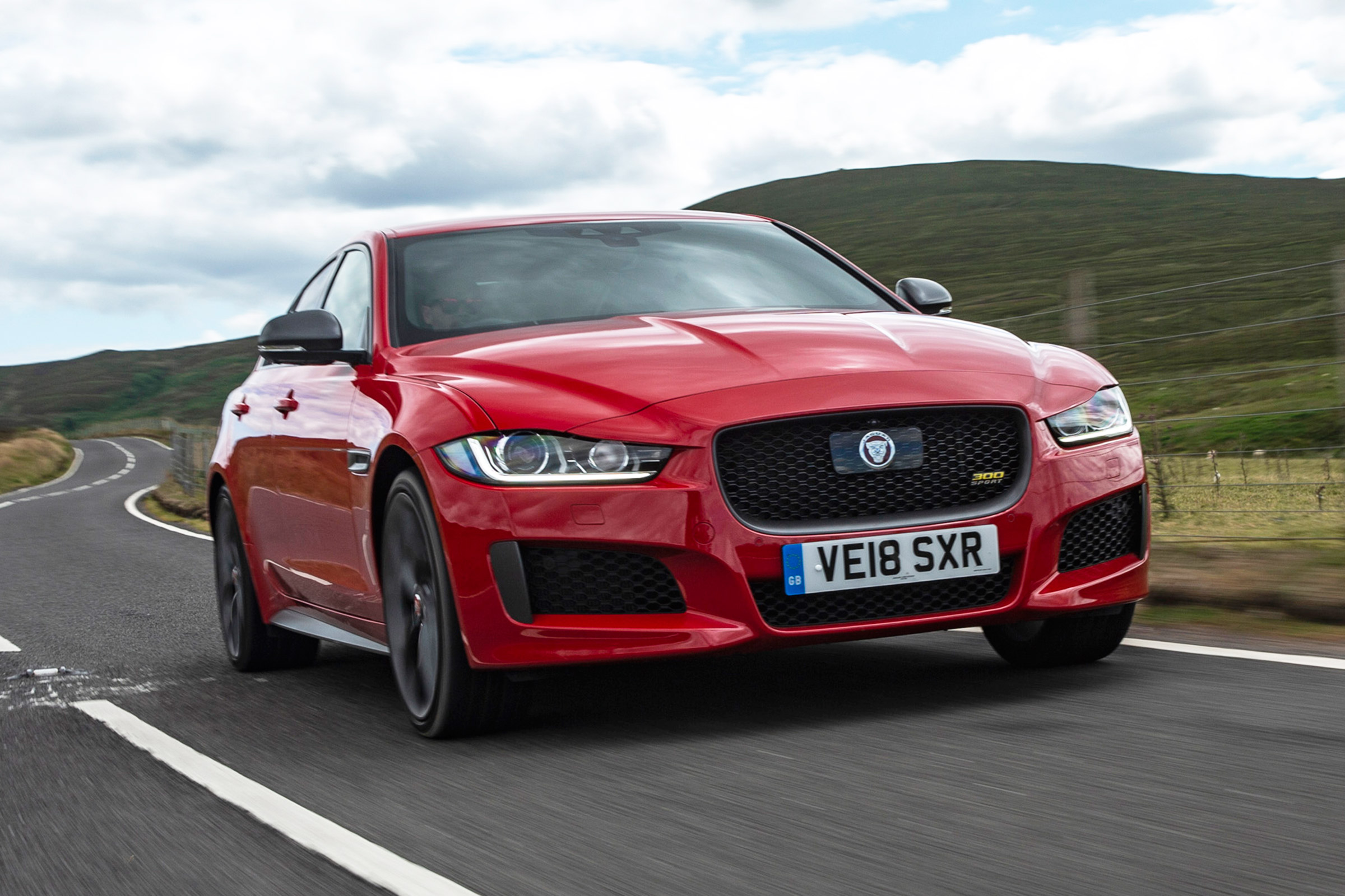 Jaguar XE 300 Sport - front tracking