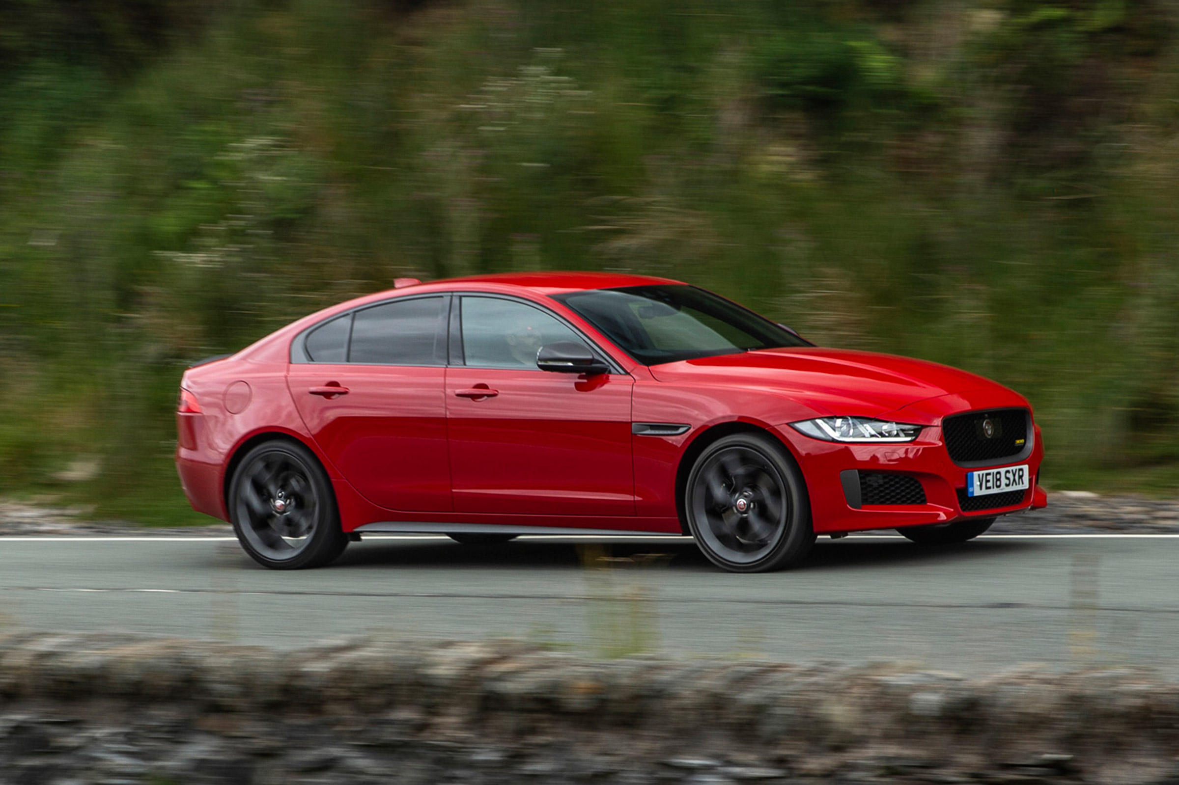 Jaguar XE 300 Sport - side action