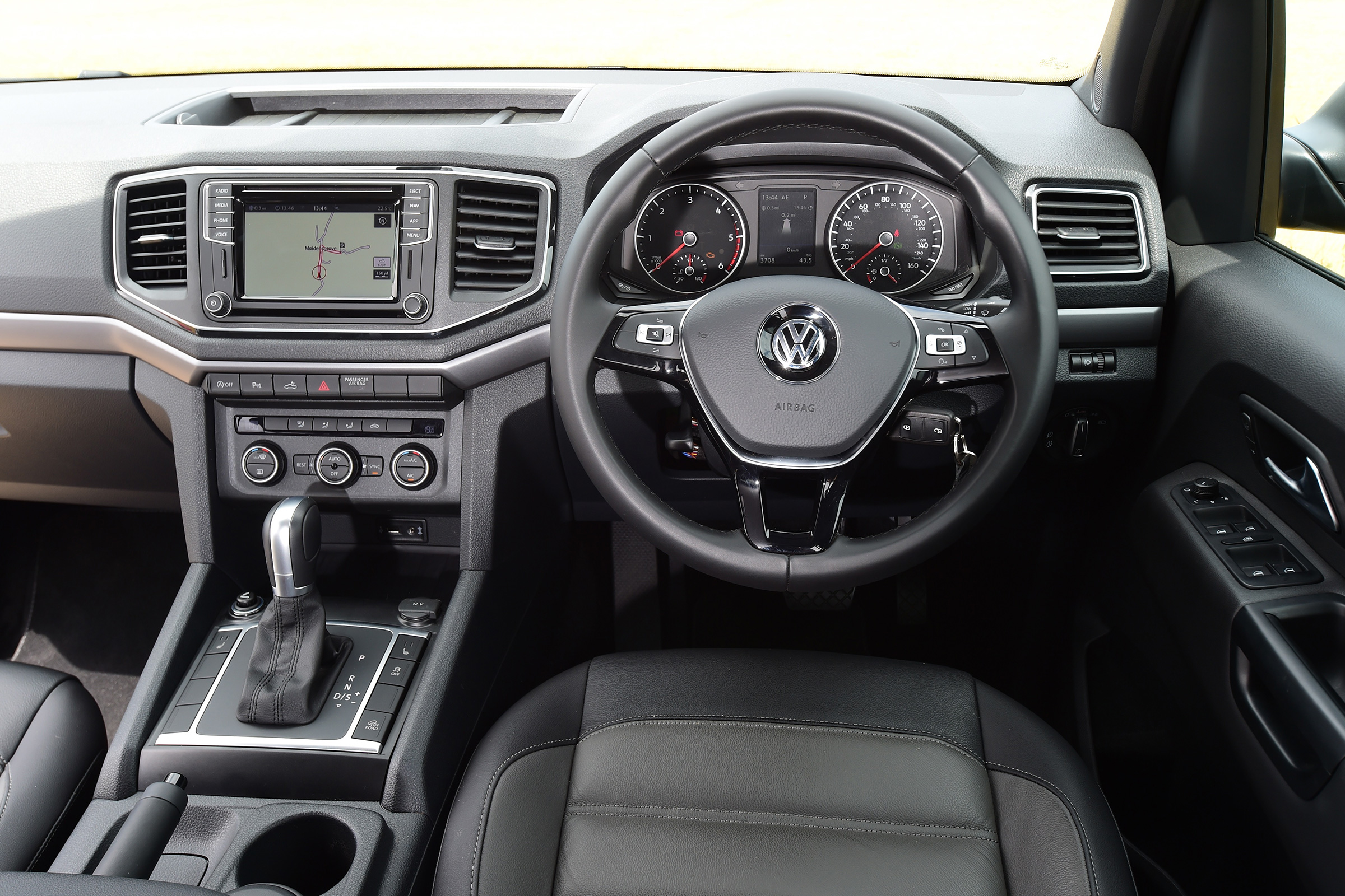 Volkswagen Amarok Dark Label - interior
