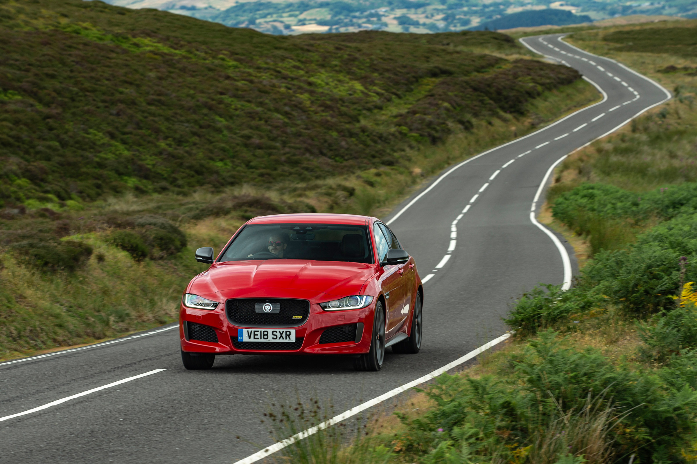 Jaguar XE 300 Sport - front panning
