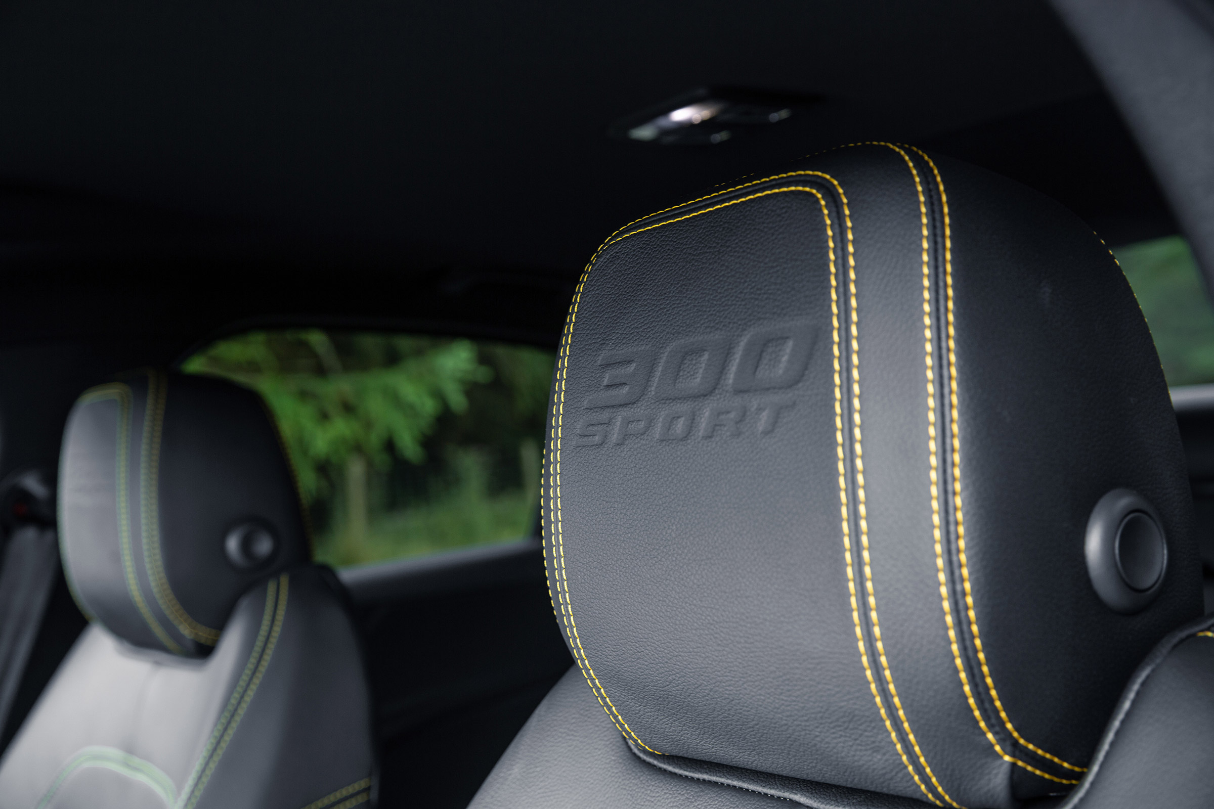 Jaguar XE 300 Sport - seat detail
