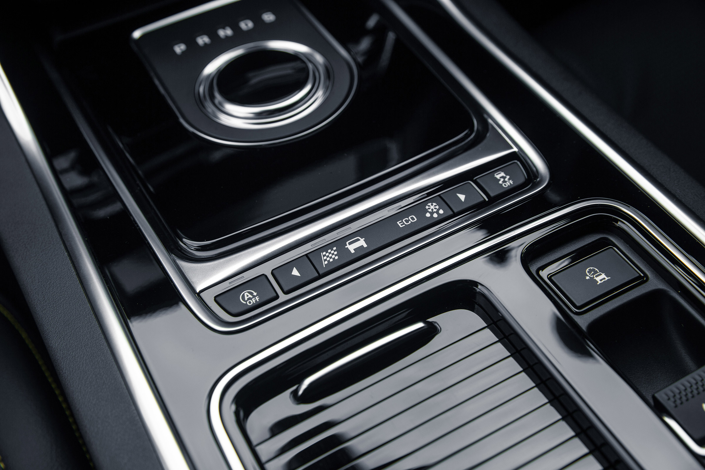 Jaguar XE 300 Sport - centre console