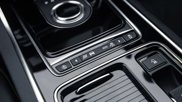 Jaguar XE 300 Sport - centre console