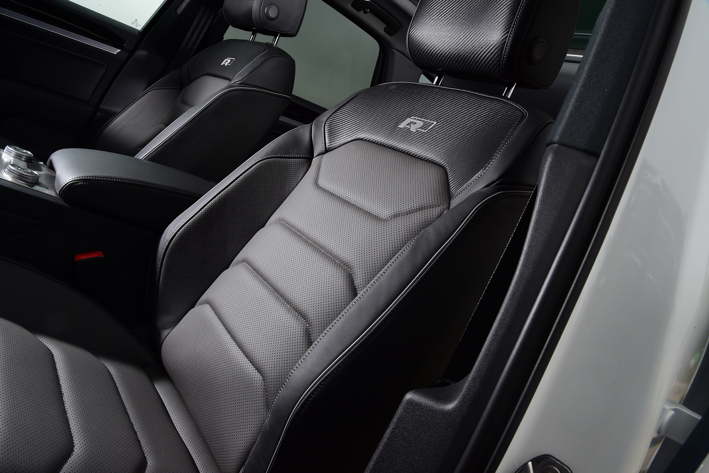 Volkswagen Touareg - front seat