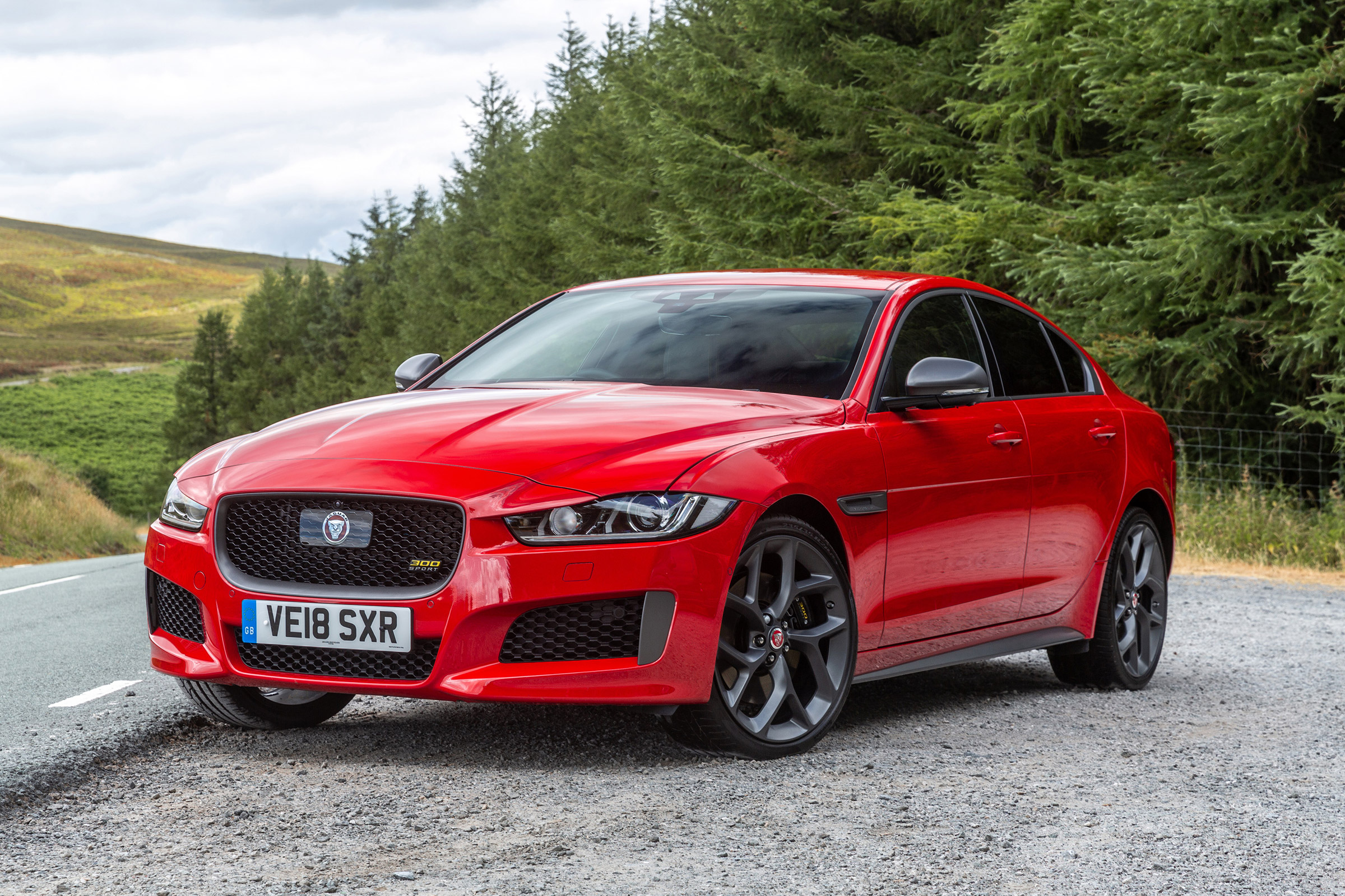 Jaguar XE 300 Sport - front static