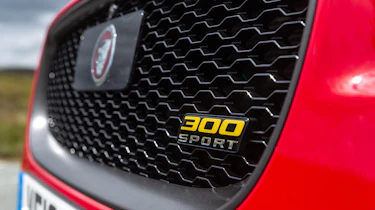 Jaguar XE 300 Sport - grille